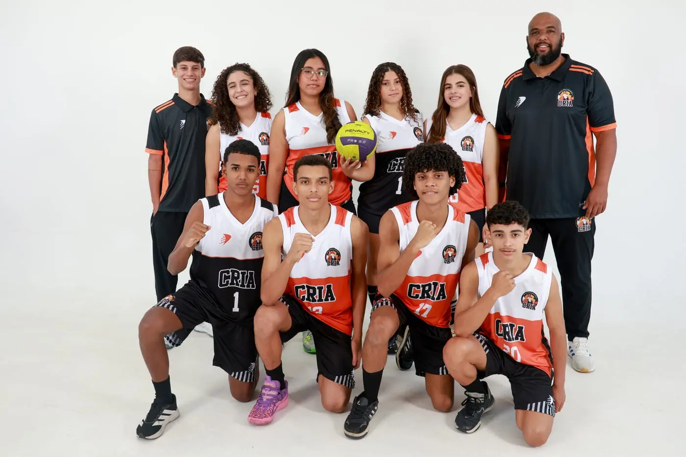 Time de vôlei dos Crias com as bolas e o professor