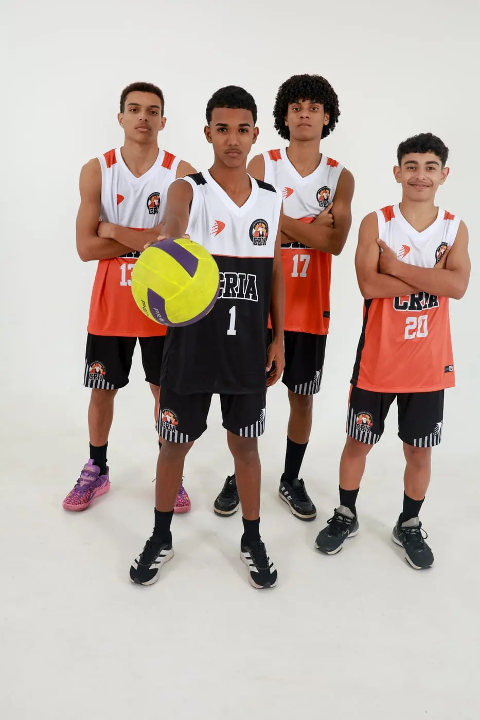 Atletas do vôlei masculino dos Crias com a bola