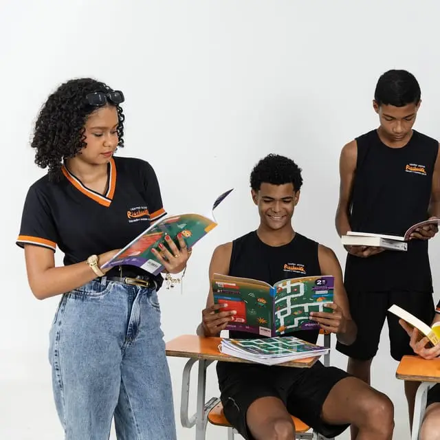Alunos do Ensino Médio estudando juntos com os livros