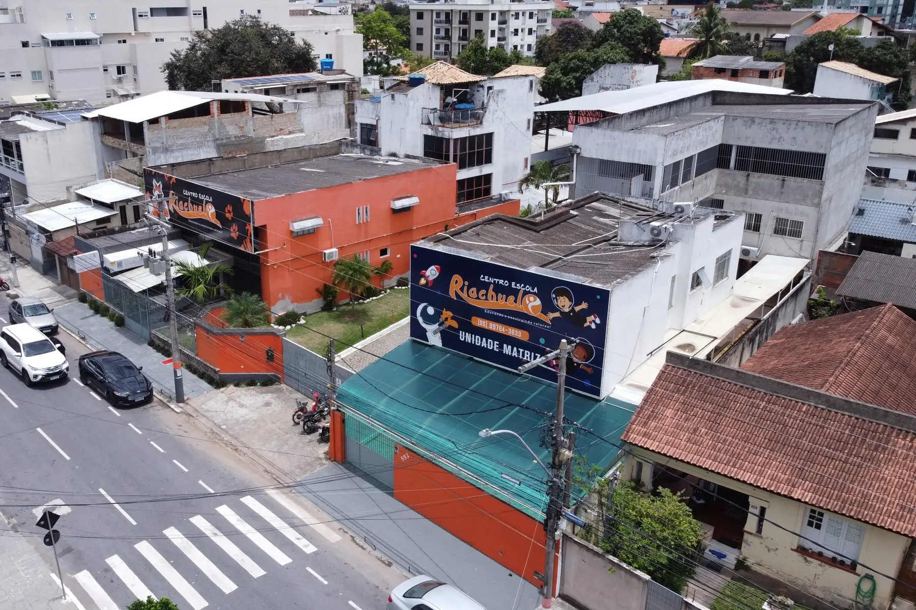 Vista de cima da unidade Matriz, com as placas do Riachuelo na Rua Riachuelo