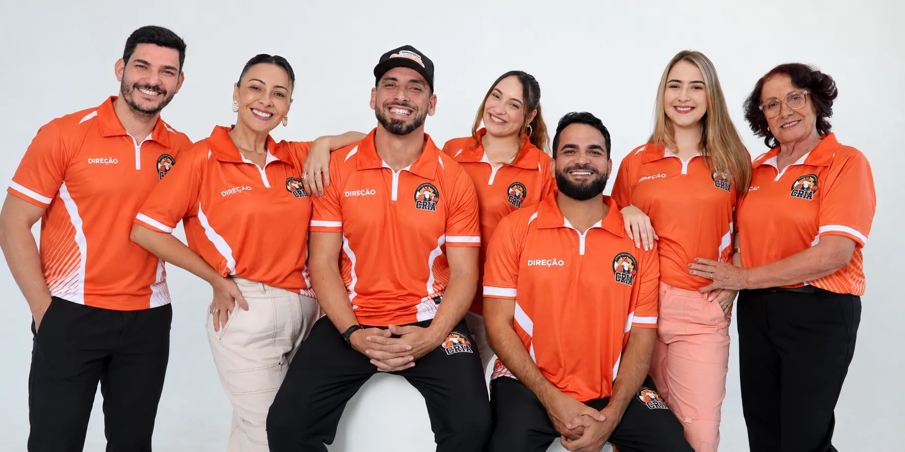 Parte da equipe de direção do Riachuelo, de polo laranja, sorrindo
