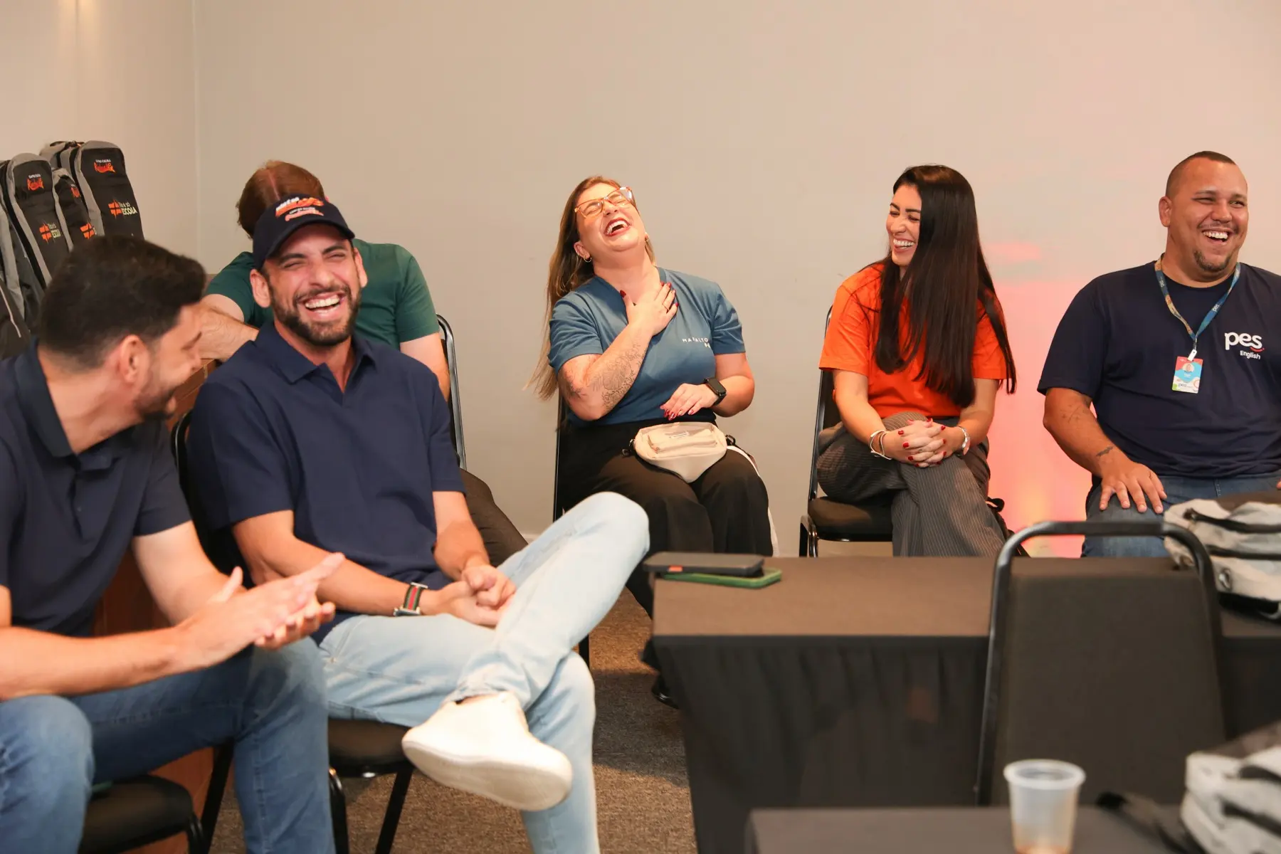 Equipe do Riachuelo conversando e rindo no encontro de formação