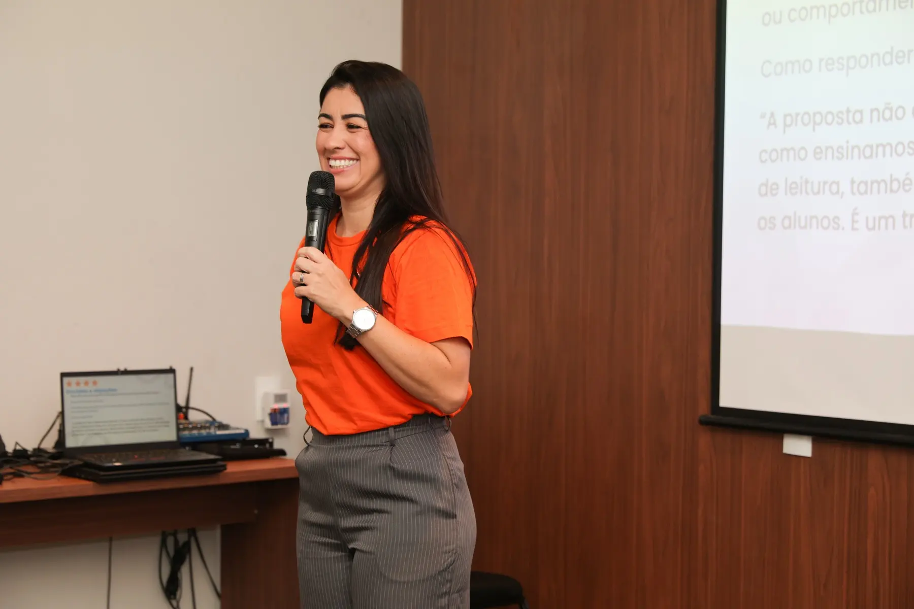 Professora do Riachuelo falando para a equipe no encontro de formação