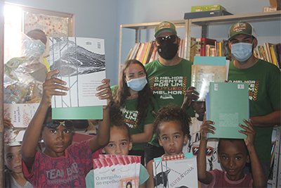 Riachuelo+Social faz doação de livros para a biblioteca da ONG Amor e Arte 